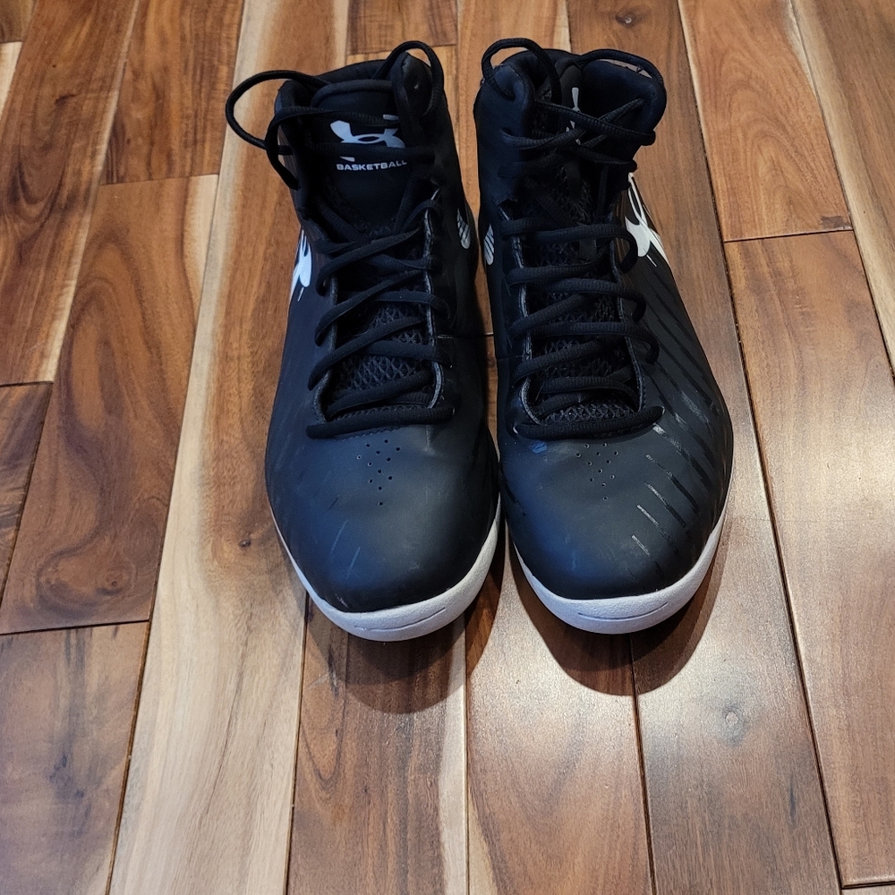 Men's size 10 basketball shoe Under Armour